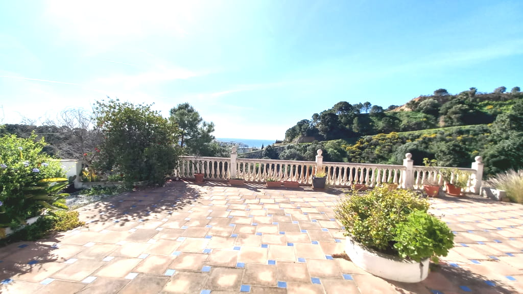 Terraza con vistas de villa en venta en Estepona